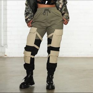 Women’s fashion nova cargo pants size Medium